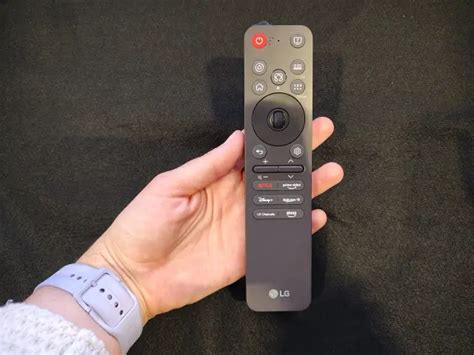 Imagen de un mando a distancia de televisor señalando el botón 