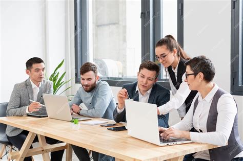 Profesionales trabajando en una oficina moderna