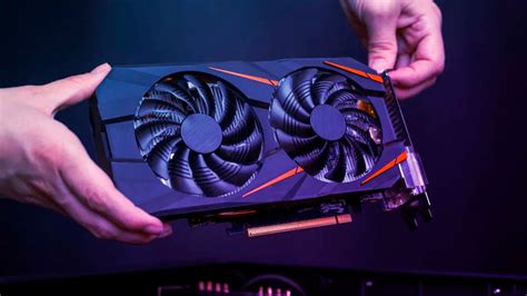 Jugador utilizando una tarjeta gráfica potente con múltiples monitores conectados por HDMI