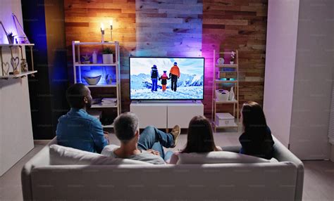 Familia viendo televisión con un decodificador DIRECTV
