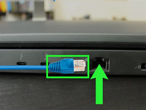 Cable Ethernet conectando un portátil a un router