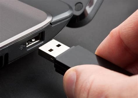 Imagen de un pendrive conectado a un router