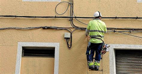Instalación de cableado de fibra óptica en fachada de edificio