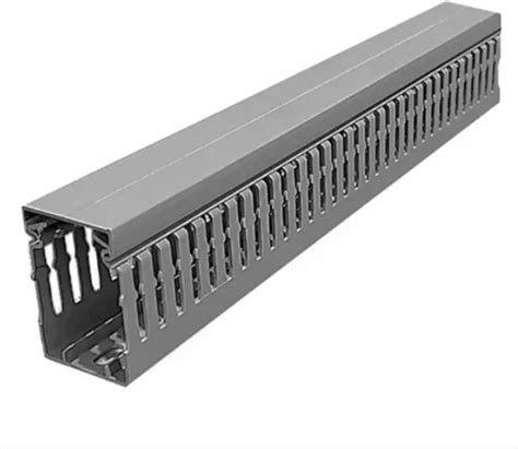 Canaleta de cableado con cables organizados