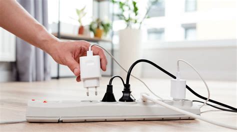 Ilustración de una zapatilla eléctrica con varios enchufes