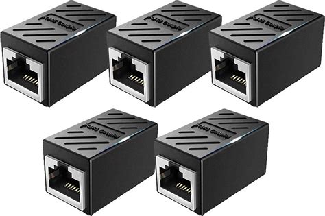 Acoplador RJ45 conectando dos cables Ethernet