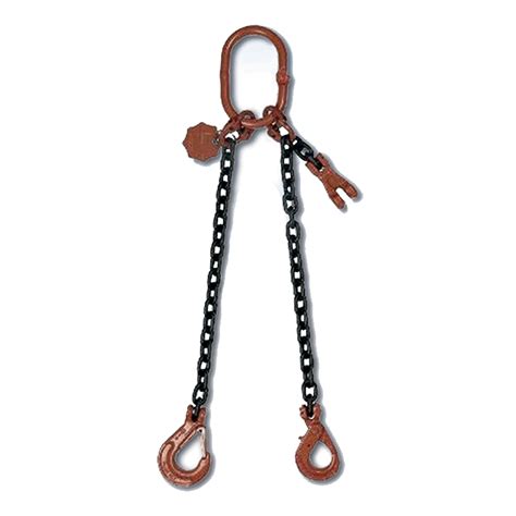 Trabajadores utilizando eslingas de cadena para levantar una carga pesada.