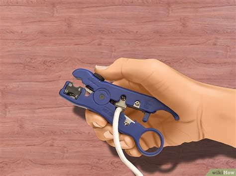 Infografía mostrando los pasos para pelar un cable coaxial