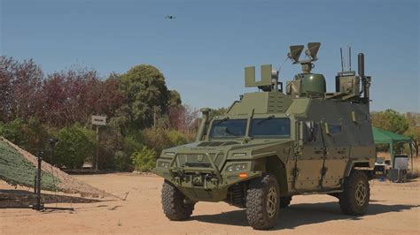 Vehículo Militar Equipado con Sistema de Guerra Electrónica