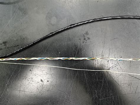 Imagen conceptual de un cable de fibra óptica dañado
