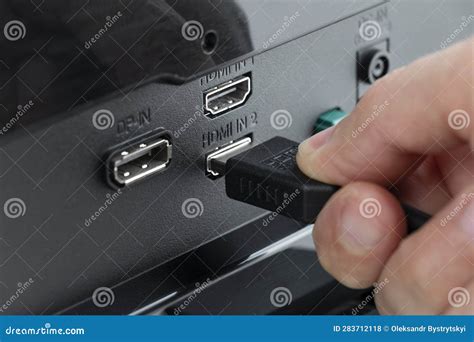 Cable HDMI conectado a un televisor moderno