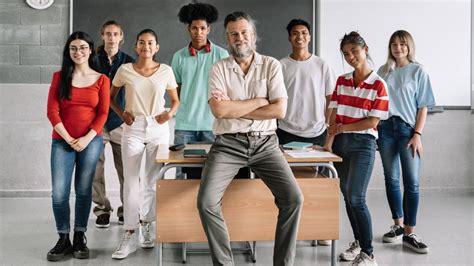 Estudiantes de diversas nacionalidades en un aula.
