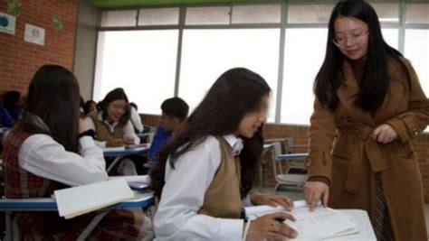 Estudiantes aprendiendo chino mandarín en el aula.