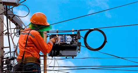 Técnico trabajando con una mesa de fibra óptica en exteriores