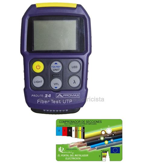 Técnico realizando pruebas de pérdida de inserción con fuente de luz y medidor de potencia