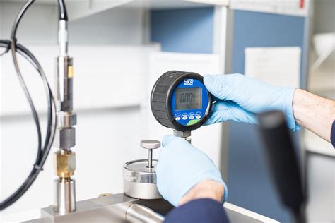 Fotografía de un técnico calibrando un instrumento de medición