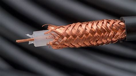 Cable coaxial abierto mostrando sus capas