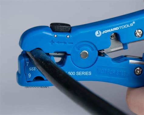 Cable coaxial siendo pelado con una herramienta