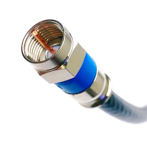Cable coaxial siendo empalmado con conectores de compresión
