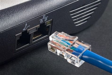 Cable Ethernet conectando un router a un módem