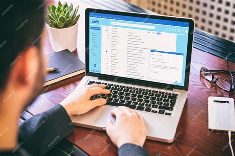computadora enviando mensajes de texto