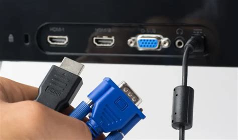 Cable HDMI conectando un PC a un monitor