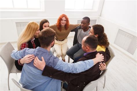 Imagen de un grupo de personas participando en una terapia grupal en un entorno de hospital de día