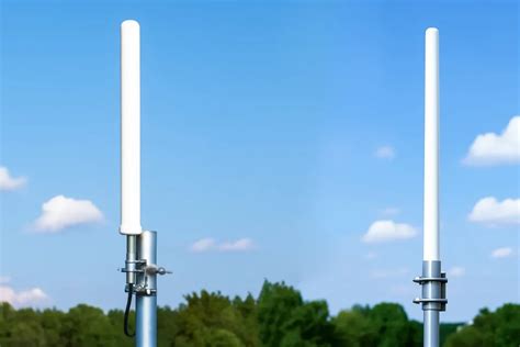 Antena omnidireccional exterior de fibra de vidrio montada en un mástil