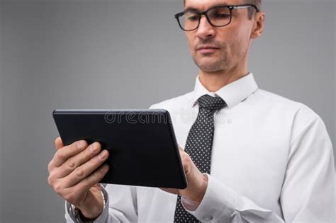 Profesional utilizando una tablet 5G en un entorno de trabajo exterior