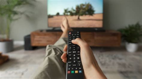 Imagen de una persona utilizando un control remoto de TV