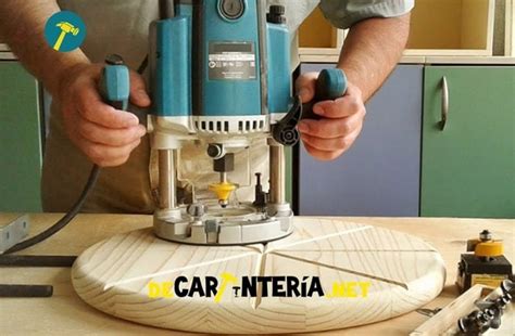 Carpintero trabajando con una fresadora de mano