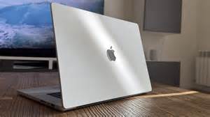 Imagen de un portátil Apple MacBook conectado a un monitor externo vía adaptador Mini DisplayPort a VGA