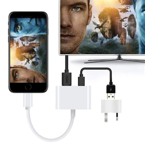 Imagen de un iPhone conectado a un televisor mediante un adaptador Lightning a HDMI