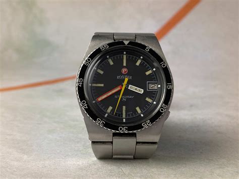 Diseño de un reloj Roamer antiguo con el logo MST