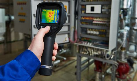 Técnico realizando mantenimiento con cámara termográfica