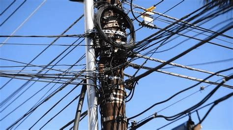 Fotografía antigua de postes telefónicos con cables