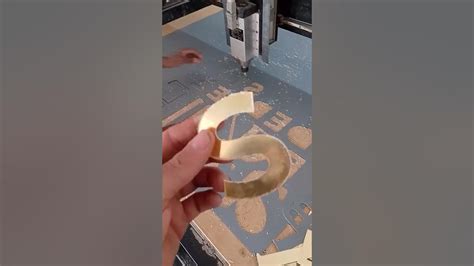 Router CNC cortando acrílico