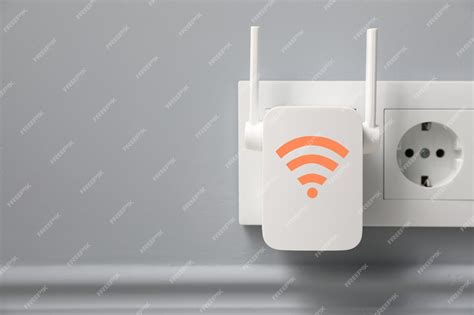 Repetidor WiFi blanco en un enchufe
