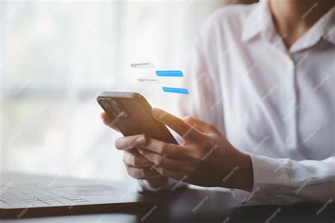 Persona usando un smartphone para compartir internet con un portátil