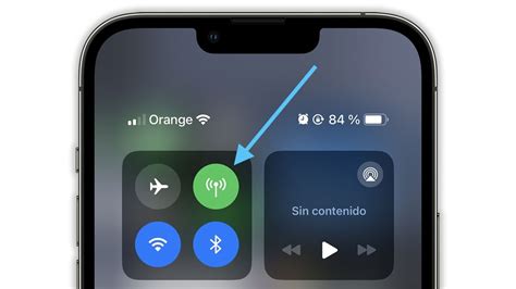 Ilustración de un iPhone mostrando el icono de Wi-Fi y el icono de datos móviles simultáneamente