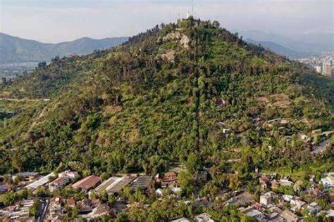 Vista aérea del Parque Metropolitano de Santiago con la silueta del Cerro San Cristóbal