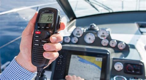 Barco en el mar con antena VHF