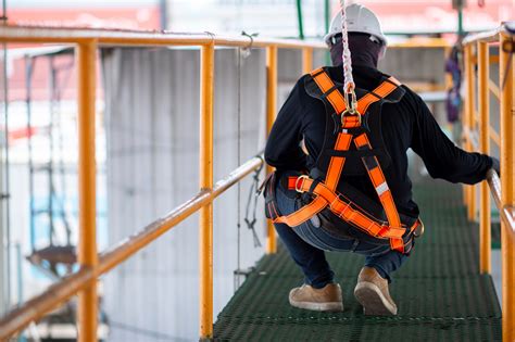 Trabajador utilizando un arnés de seguridad y línea de vida en una torre de telecomunicaciones