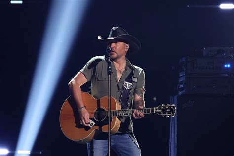 Jason Aldean actuando en el Route 91 Harvest Festival
