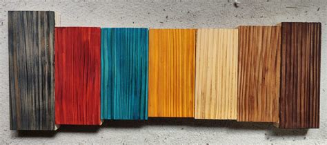 Madera lijada y teñida con diferentes tonos