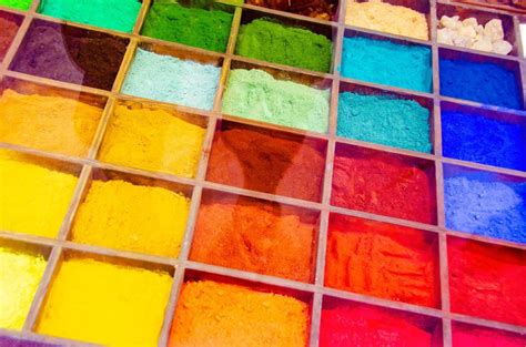 Mezcla de pigmentos de colores en agua caliente