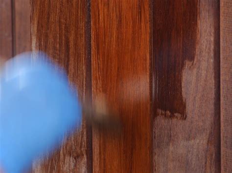 Aplicación de barniz protector sobre madera teñida