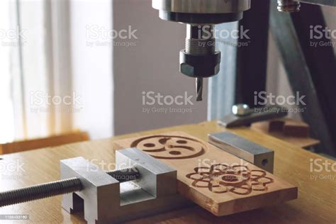 Mini router CNC tallando un diseño 3D en madera