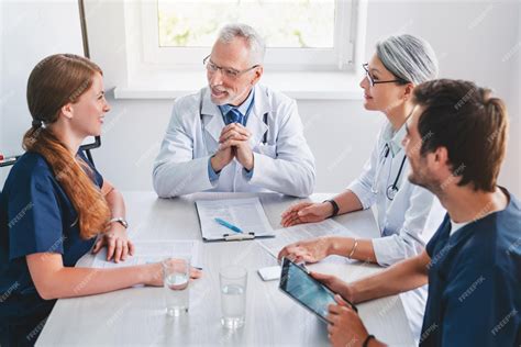 Profesionales discutiendo planes educativos en una sala de reuniones