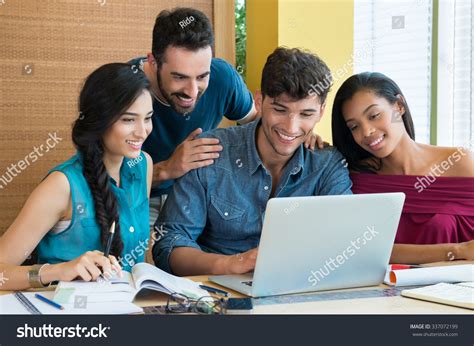 Persona compartiendo internet de su celular con una laptop